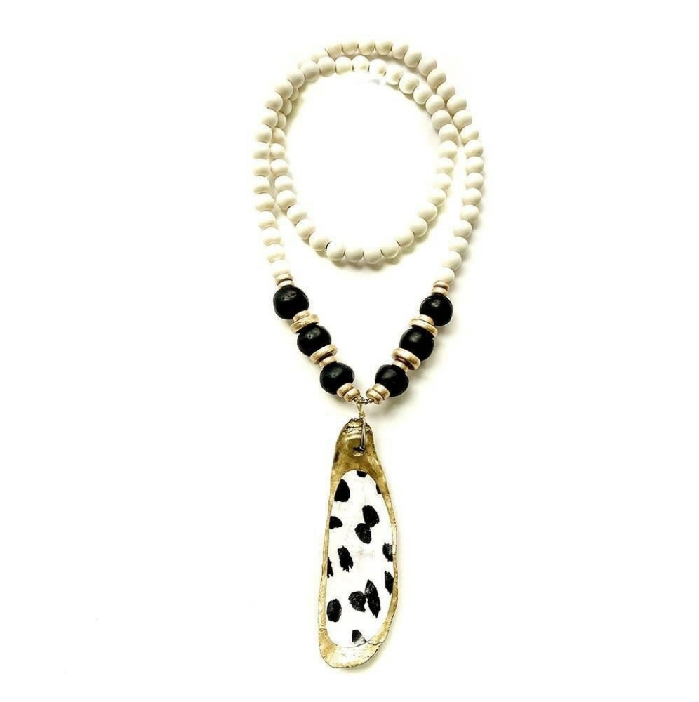 HANDMADE OYSTER SHELL NECKLACE  WITH ANIMAL PRINT